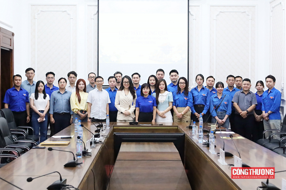 Đoàn Thanh niên Bộ Công Thương trao quà tri ân đấng sinh thành cán bộ Đoàn nhân dịp Vu Lan 2026