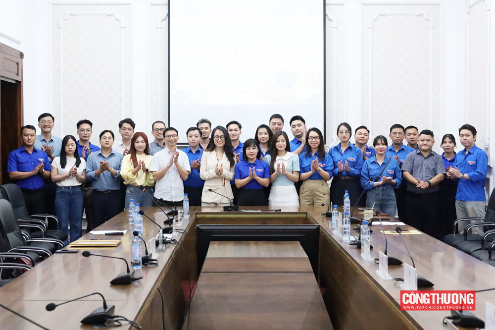 Đoàn Thanh niên Bộ Công Thương trao quà tri ân đấng sinh thành cán bộ Đoàn nhân dịp Vu Lan 2026