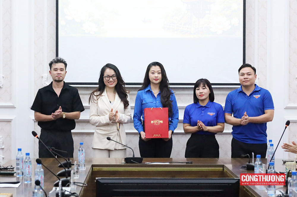 Đoàn Thanh niên Bộ Công Thương trao quà tri ân đấng sinh thành cán bộ Đoàn nhân dịp Vu Lan 2026
