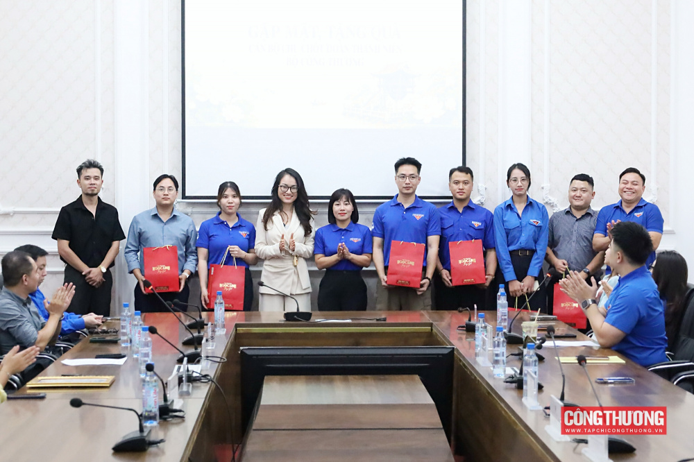 Đại diện Ban Tổ chức gồm bà Nguyễn Ngọc Tâm - Bí thư Đoàn Thanh niên Bộ, ông Thái Quốc Hải - Phó Chủ nhiệm Ủy ban Kiểm tra Đoàn Thanh niên Bộ cùng đại diện Tập đoàn Trường Sinh đã trực tiếp trao tặng các phần quà chăm sóc sức khỏe nhân dịp Vu Lan báo hiếu 2026 tới đại diện cán bộ Đoàn chủ chốt các cơ sở trực thuộc.