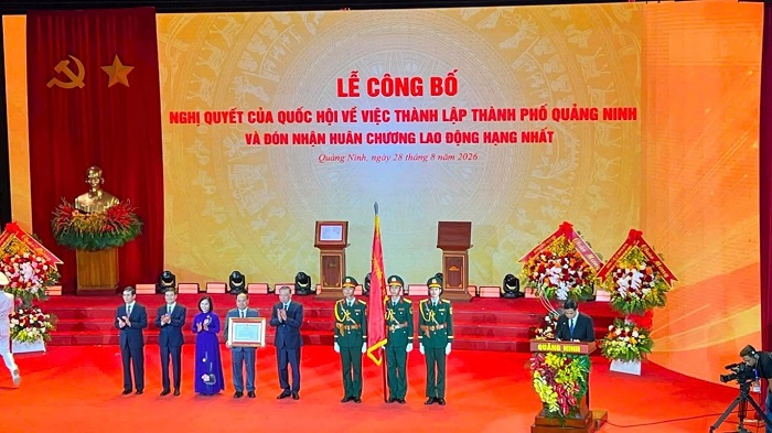 Bí thư Tỉnh ủy Quảng Ninh - Quản Minh Cường đón nhận Nghị quyết thành lập thành phố Quảng Ninh từ Tổng Bí thư, Chủ tịch nước Tô Lâm