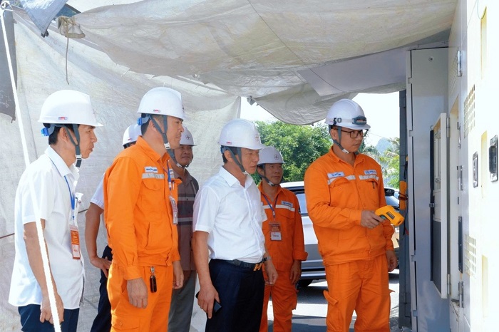 Lãnh đạo CTĐL Quảng Ninh trực tiếp kiểm tra hệ thống máy phát cấp điện phục vụ sự kiện