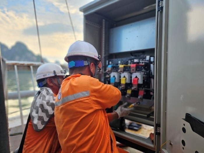 Công tác chuẩn bị với tinh thần làm việc chuyên nghiệp của nhân viên CTĐL Quảng Ninh.