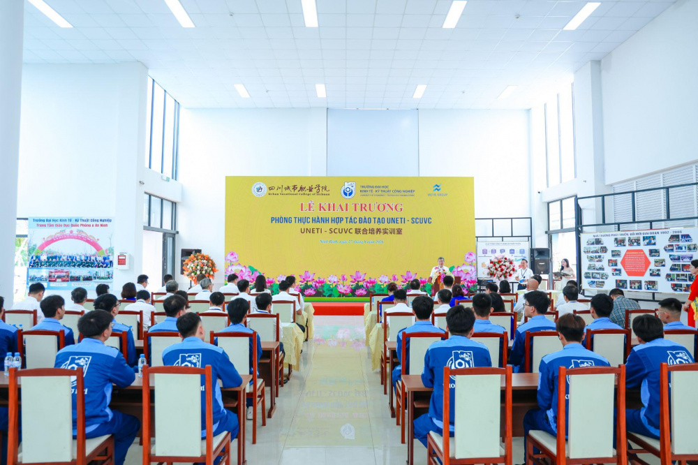 Các đại biểu, đại diện doanh nghiệp, cán bộ, giảng viên và các em sinh viên tham dự Lễ khai trương Xưởng thực hành đào tạo ngành Ô tô năng lượng mới