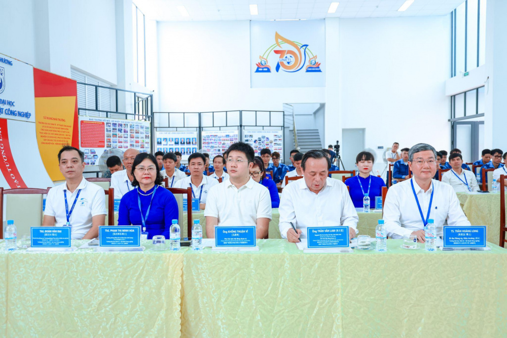 Các đại biểu, đại diện doanh nghiệp, cán bộ, giảng viên và các em sinh viên tham dự Lễ khai trương Xưởng thực hành đào tạo ngành Ô tô năng lượng mới