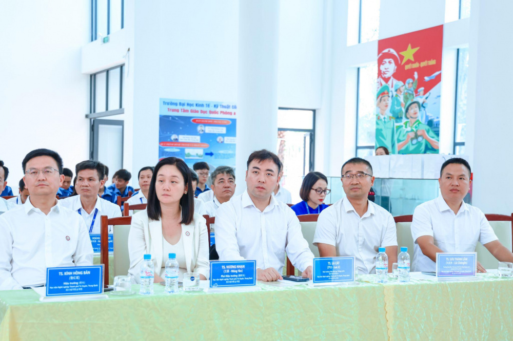 Các đại biểu, đại diện doanh nghiệp, cán bộ, giảng viên và các em sinh viên tham dự Lễ khai trương Xưởng thực hành đào tạo ngành Ô tô năng lượng mới