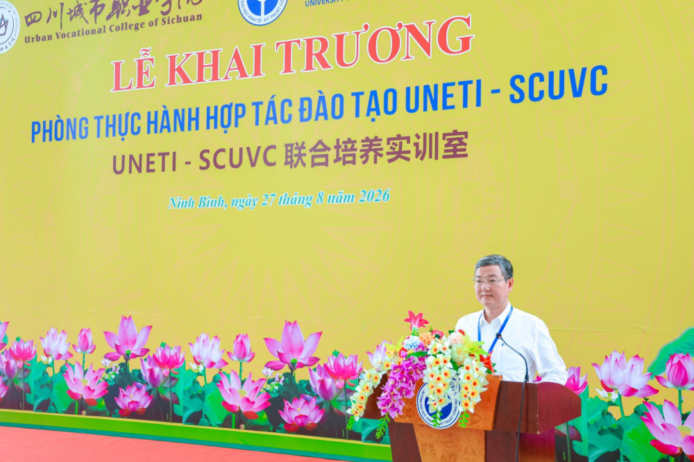 TS. Trần Hoàng Long – Bí thư Đảng ủy, Hiệu trưởng trường Đại học Kinh tế - Kỹ thuật Công nghiệp phát biểu khai mạc buổi lễ
