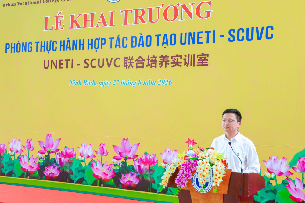 TS. Kính Hồng Bân – Hiệu trưởng Học viện Nghề nghiệp Thành phố Tứ Xuyên phát biểu tại chương trình