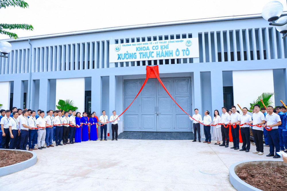 Trong khuôn khổ buổi lễ, đại diện ba đơn vị đã thực hiện nghi thức khai trương Xưởng thực hành đào tạo ngành Ô tô năng lượng mới