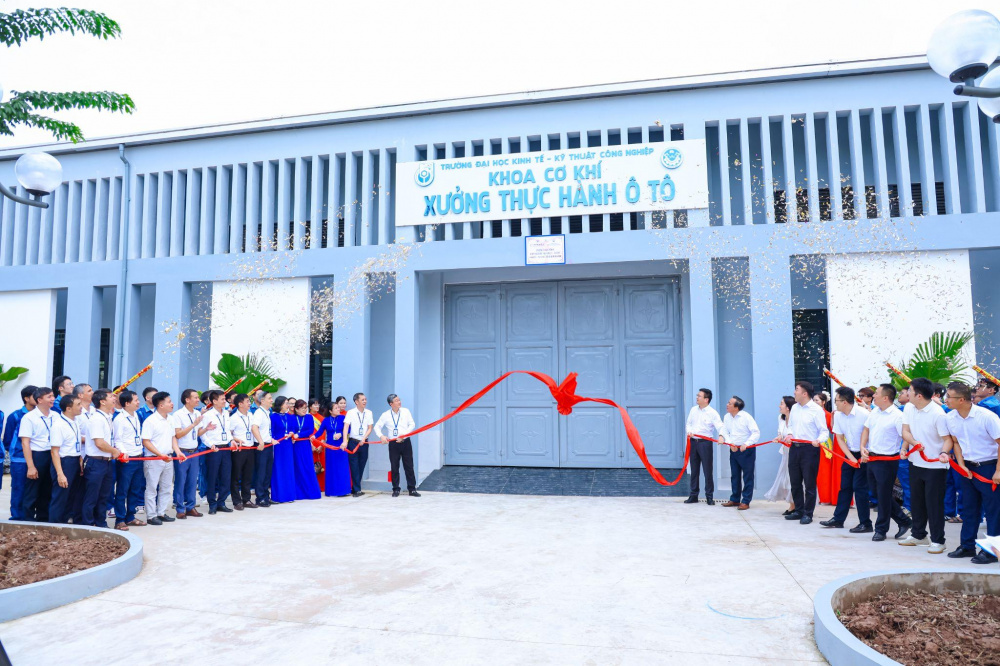 Trong khuôn khổ buổi lễ, đại diện ba đơn vị đã thực hiện nghi thức khai trương Xưởng thực hành đào tạo ngành Ô tô năng lượng mới