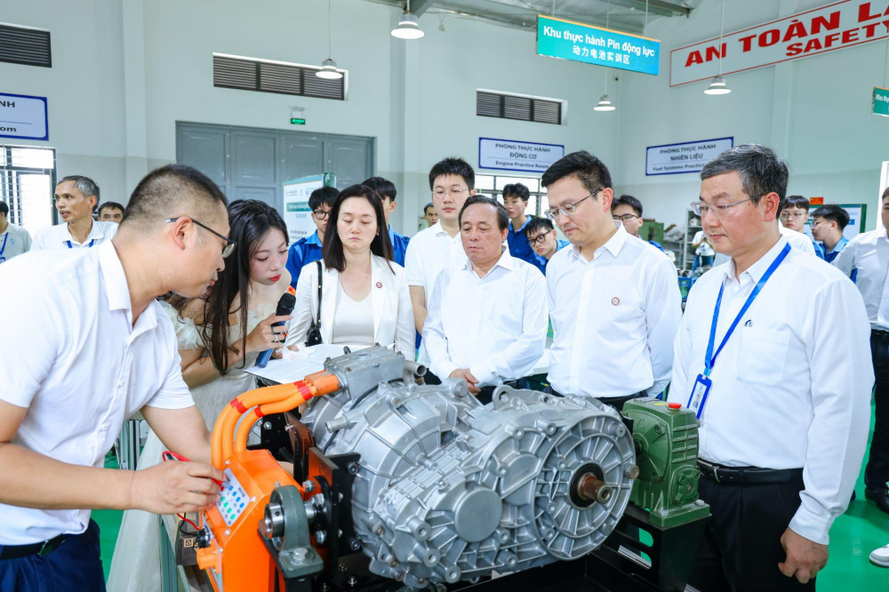 Các đại biểu, cán bộ, giảng viên và sinh viên tham quan xưởng thực hành tại cơ sở Mỹ Xá 