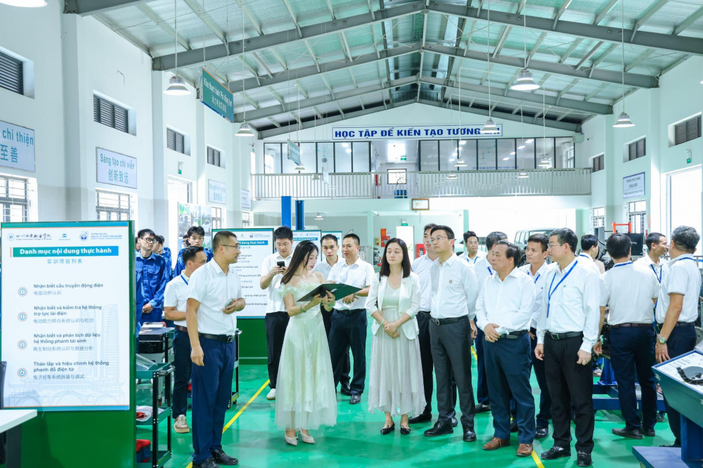 Các đại biểu, cán bộ, giảng viên và sinh viên tham quan xưởng thực hành tại cơ sở Mỹ Xá 
