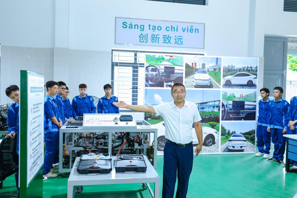 Các đại biểu, cán bộ, giảng viên và sinh viên tham quan xưởng thực hành tại cơ sở Mỹ Xá 