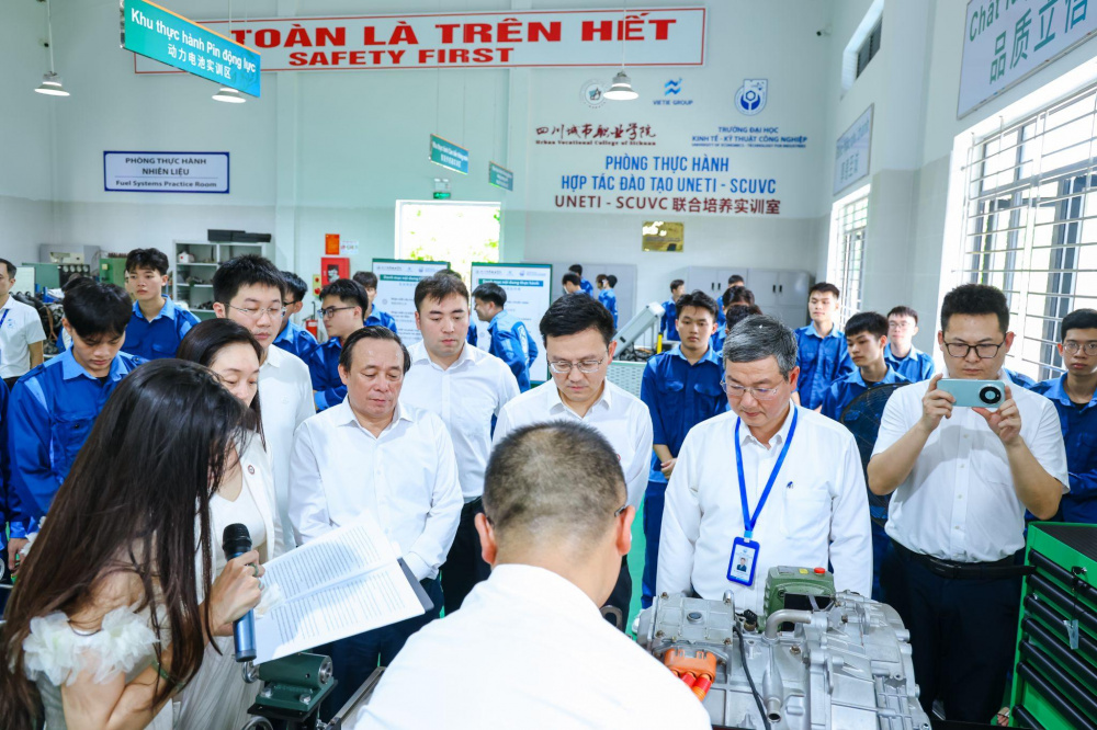 Các đại biểu, cán bộ, giảng viên và sinh viên tham quan xưởng thực hành tại cơ sở Mỹ Xá 