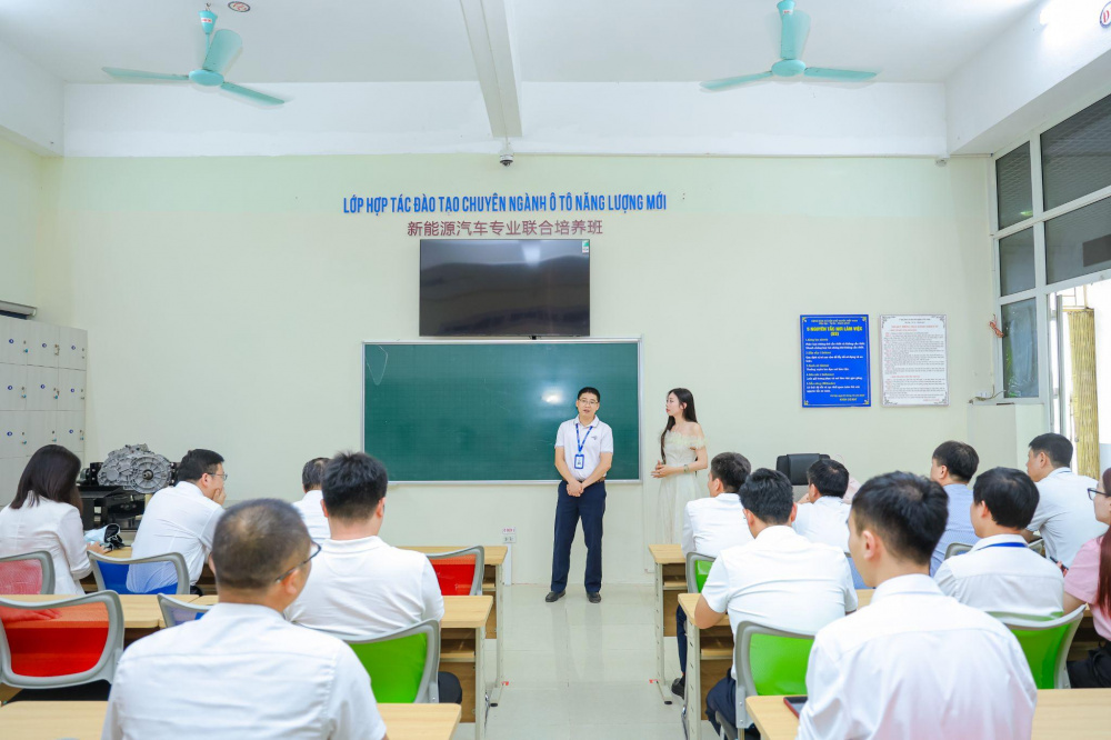 Các đại biểu, cán bộ, giảng viên và sinh viên tham quan văn phòng làm việc của SCUVC và phòng học lý thuyết tích hợp thực hành tại cơ sở Lĩnh Nam