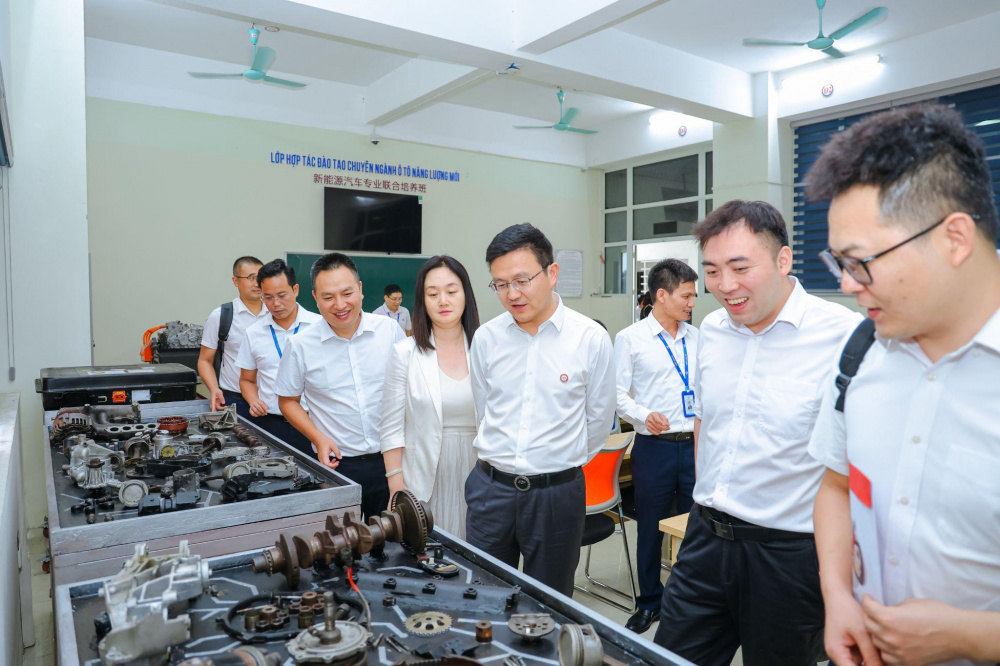 Các đại biểu, cán bộ, giảng viên và sinh viên tham quan văn phòng làm việc của SCUVC và phòng học lý thuyết tích hợp thực hành tại cơ sở Lĩnh Nam
