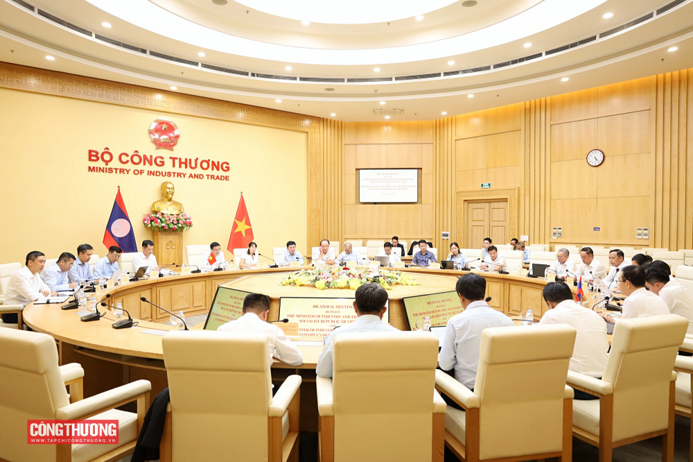 Bộ trưởng Lê Mạnh Hùng hội đàm với Bộ trưởng Bộ Công Thương Lào Malaithong Kommasith