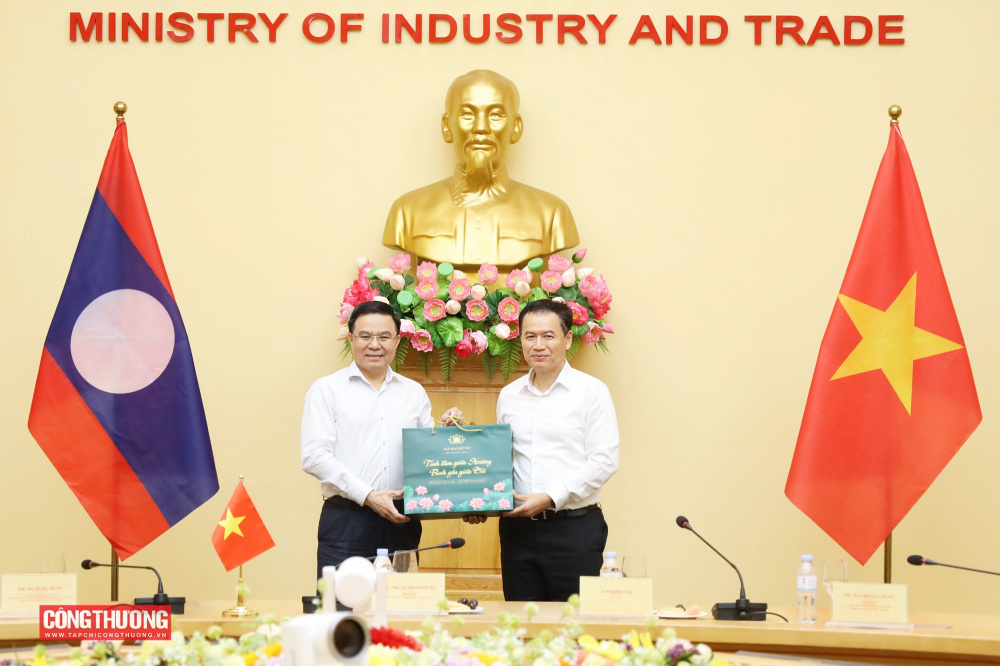 Hai Bộ trưởng trao tặng quà lưu niệm sau buổi hội đàm