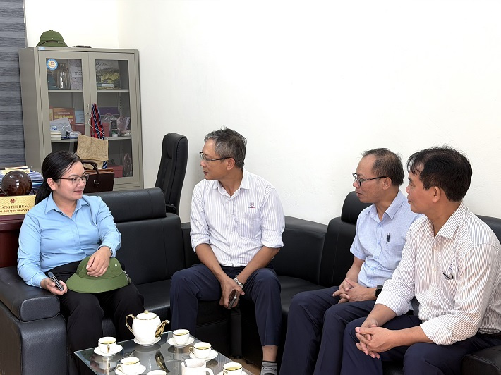 EVNNPT trao hỗ trợ người dân xã Mường Than 