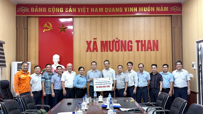 EVNNPT trao hỗ trợ người dân xã Mường Than 