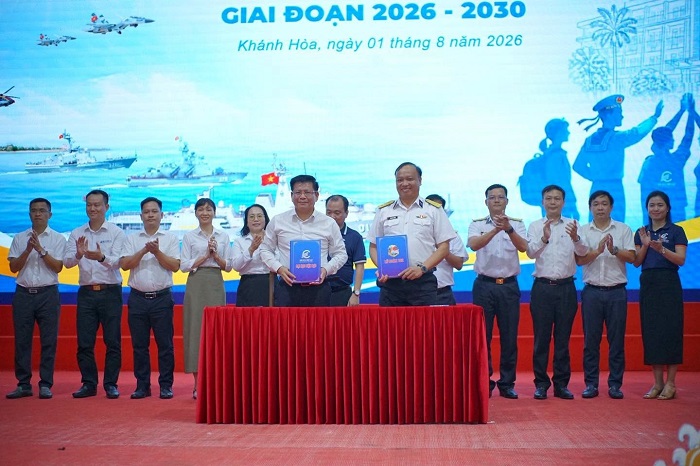 PGS.TS Đinh Văn Châu - Hiệu trưởng Trường Đại học Điện lực và Thượng tá Trần Văn Vương - Lữ đoàn trưởng Lữ đoàn 162