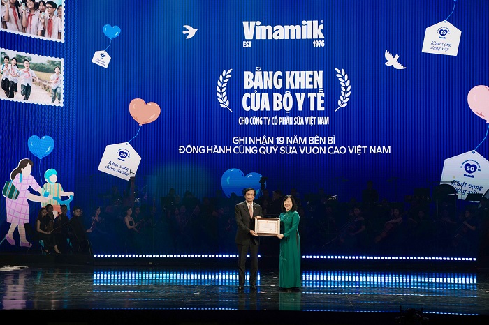 Ông Nguyễn Hạnh Phúc - Chủ tịch Hội đồng Quản trị Vinamilk - đón nhận Bằng khen của Bộ Y tế từ Bộ trưởng Đào Hồng Lan tại chương trình nghệ thuật đặc biệt "50 năm - Phụng sự khát vọng Việt" (Ảnh: Minh Anh).
