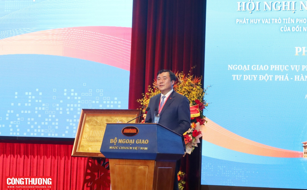 thứ trưởng Nguyễn Sinh Nhật Tân