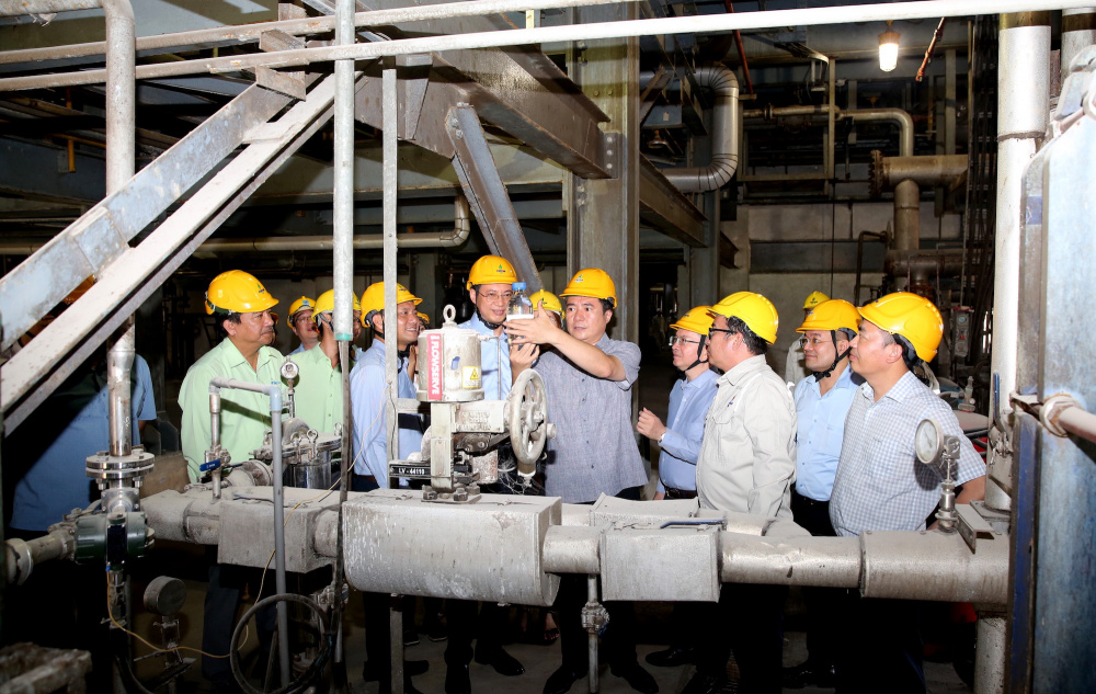 Đoàn công tác Bộ Công Thương kiểm tra sản phẩm E100 tại Nhà máy Nhiên liệu sinh học Dung Quất