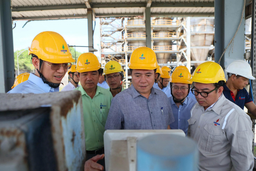 Thứ trưởng Bộ Công Thương Nguyễn Sinh Nhật Tân kiểm tra quy trình xuất bán E100 bằng đường bộ