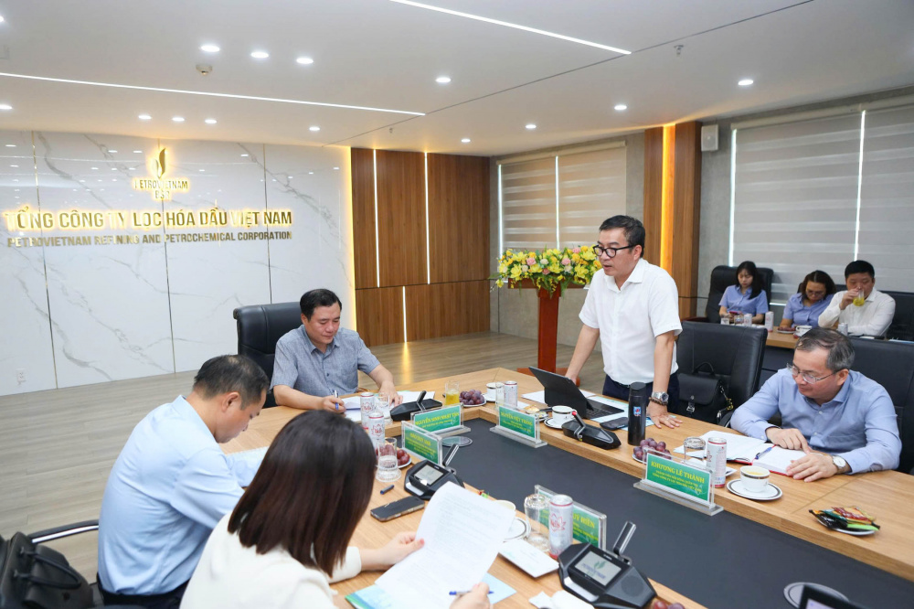 Tổng Giám đốc BSR Nguyễn Việt Thắng báo cáo với đoàn công tác