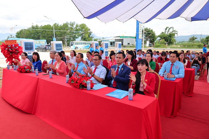 Lãnh đạo Công ty yến sào Khánh Hòa tham dự lễ khai trương
