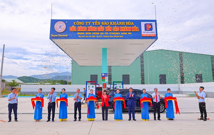  Lãnh đạo Công ty cắt băng khai trương chính thức đưa Cửa hàng xăng dầu tại Cụm Công nghiệp Sông Cầu vào hoạt động