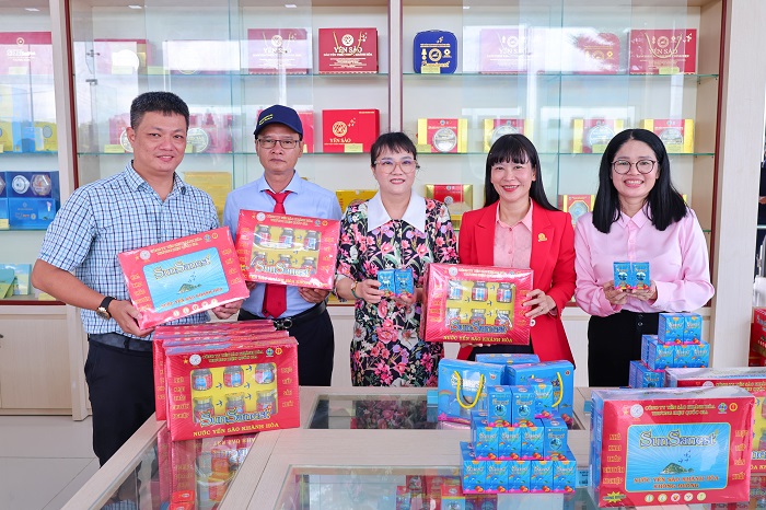 Đông khách hàng tới tham quan, mua sắm tại cửa hàng trưng bày giới thiệu sản phẩm Yến sào Khánh Hòa