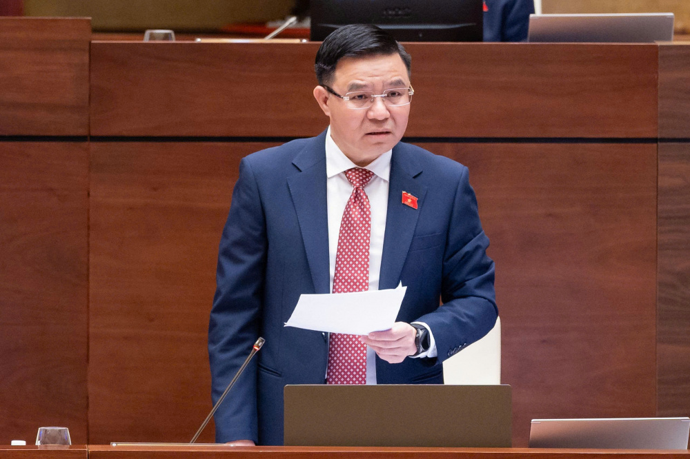 Bộ trưởng Bộ Công Thương Lê Mạnh Hùng giải trình ý kiến của các đại biểu tại phiên thảo luận