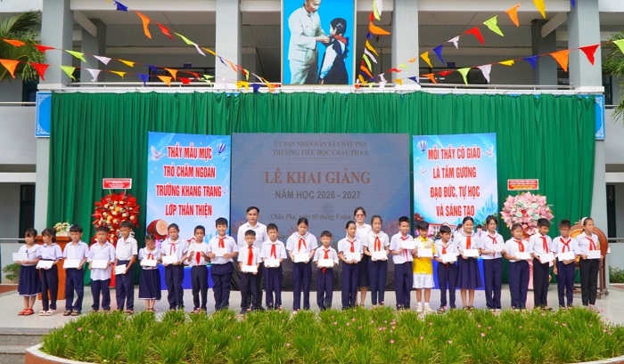 BCH Công đoàn trao tặng các suất học bổng tại Trường tiểu học Châu Pha A