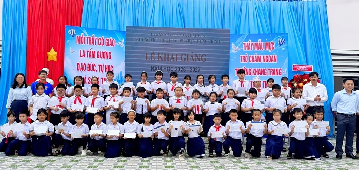 BCH Công đoàn trao tặng các suất học bổng tại Trường Tiểu học Châu Pha B