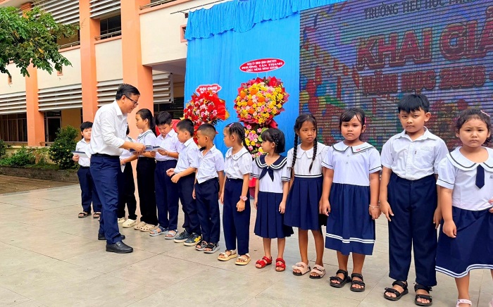 BCH Công đoàn trao tặng các suất học bổng tại Trường Tiểu học Phan Đình Phùng