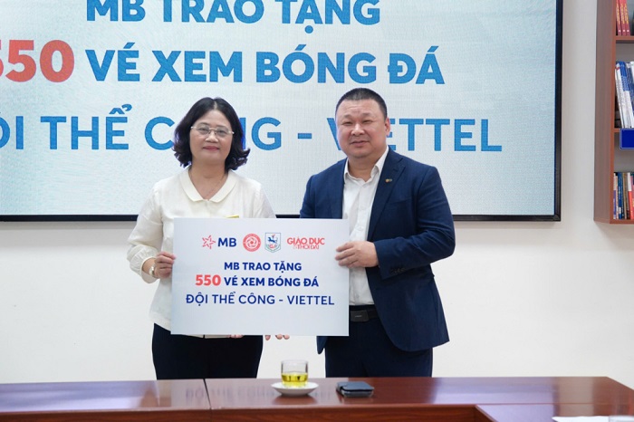 Đơn vị tài trợ trao tặng vé xem bóng đá cho đại diện Trường THCS Giảng Võ