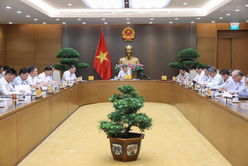 Thủ tướng: Cắt giảm tối đa các khâu trung gian, giảm chi phí, bảo đảm đủ xăng dầu trong mọi tình huống