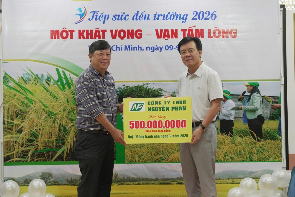 Bình Điền tiếp tục trao 5 tỷ đồng “tiếp sức đến trường”