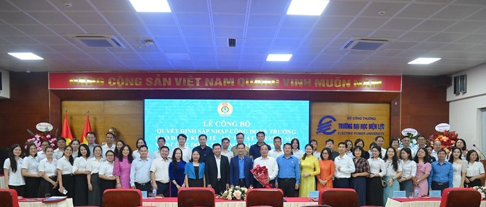 Các đại biểu cùng chụp ảnh lưu niệm.