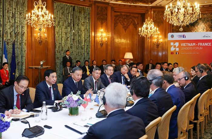 Tổng Bí thư, Chủ tịch nước Tô Lâm cùng Tổng thống Pháp Emmanuel Macron trao đổi với các doanh nghiệp tiêu biểu của hai nước tại Diễn đàn Doanh nghiệp Việt Nam - Pháp. Ảnh: Hoàng Thống Nhất