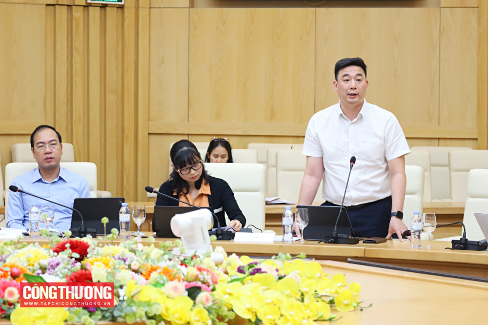 Vụ trưởng Vụ Pháp chế - ông Ngô Đức Minh báo cáo tại cuộc họp