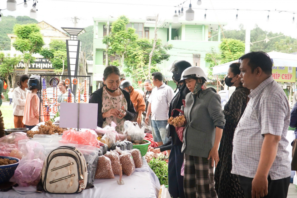 quy tụ khoảng 20 gian hàng trưng bày