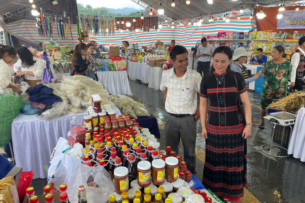 Đà Nẵng tổ chức "Phiên chợ hàng Việt về miền núi" tại xã Đông Giang 