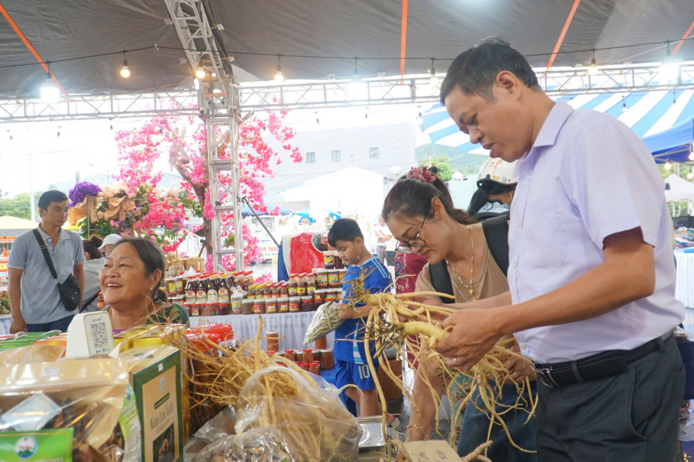 Đà Nẵng tổ chức "Phiên chợ hàng Việt về miền núi" tại xã Đông Giang 