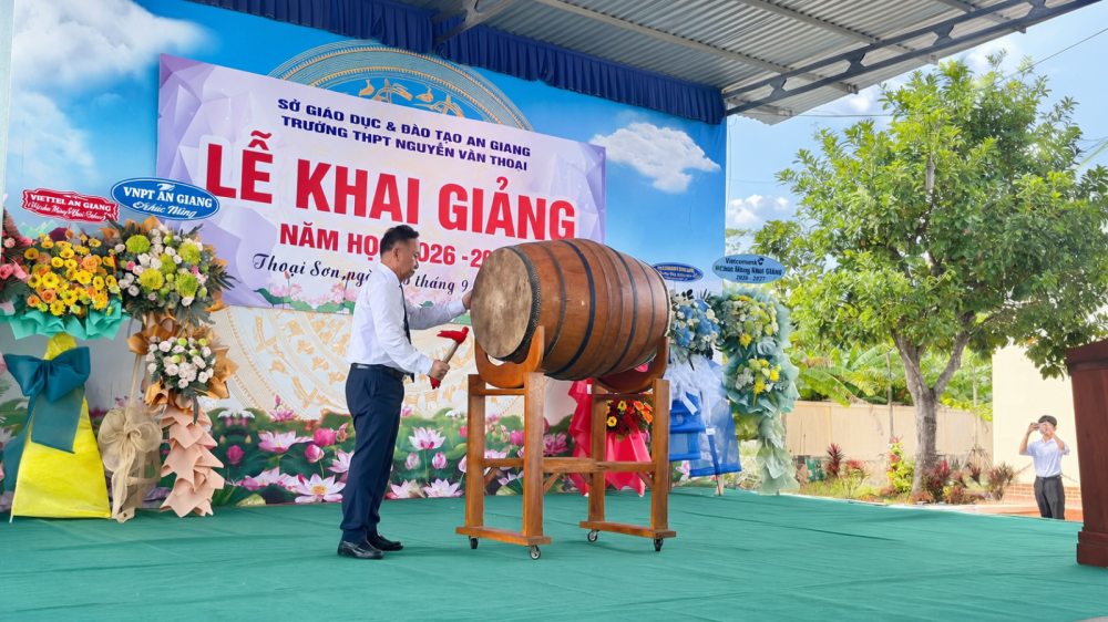 Trường THPT Nguyễn Văn Thoại