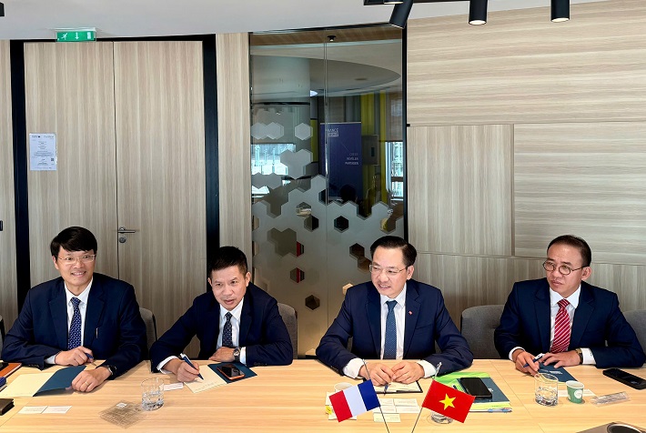hợp tác 3