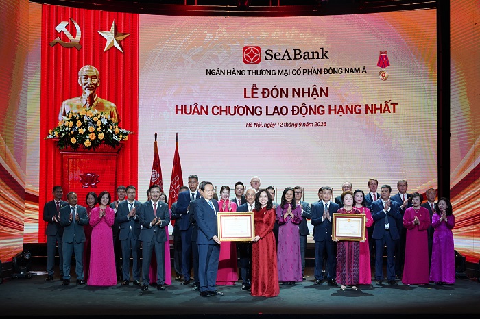 Bà Lê Thu Thuỷ - Phó Chủ tịch HĐQT SeABank đại diên Ngân hàng đón nhận Huân chương lao động hạng Nhất