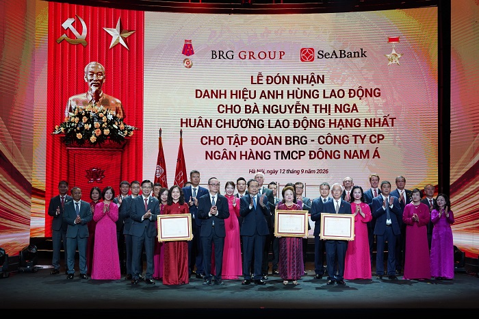 Uỷ viên Bộ Chính trị, Chủ tịch Quốc hội Trần Thanh Mẫn trao Danh hiệu Anh hùng Lao động cho doanh nhân Nguyễn Thị Nga cùng Huân chương Lao động hạng Nhất cho Tập đoàn BRG và Ngân hàng SeABank